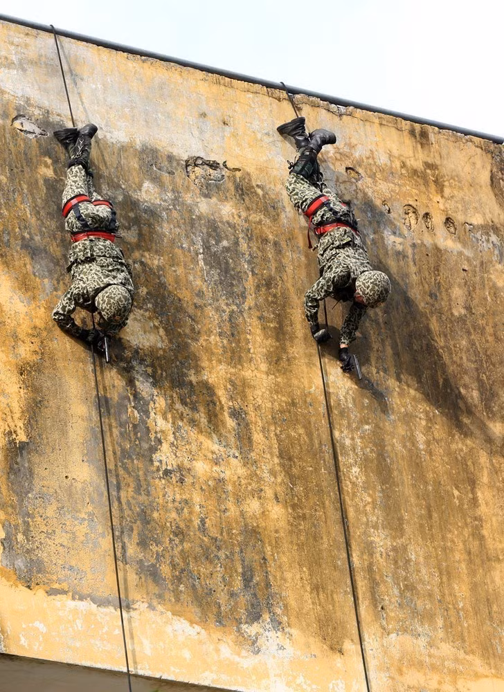 Bộ đội Đặc công trình diễn các kỹ thuật tụt dây, tiếp cận nhà cao tầng. (Ảnh: Dương Giang/TTXVN)