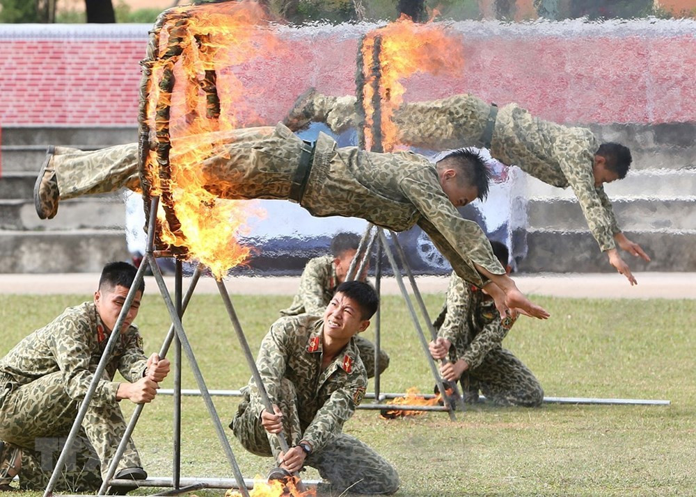 Bộ đội Đặc công trình diễn các kỹ thuật phi thân qua vòng lửa. (Ảnh: Dương Giang/TTXVN)