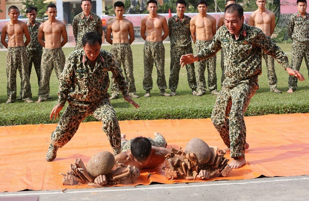 Bộ đội Đặc công trình diễn các kỹ thuật khí công. (Ảnh: Dương Giang/TTXVN)