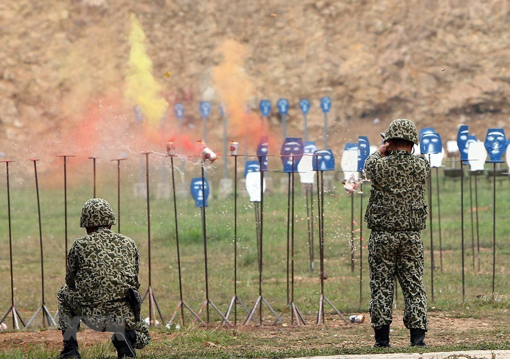Bộ đội Đặc công trình diễn kỹ thuật bắn súng ngắn. (Ảnh: Dương Giang/TTXVN)