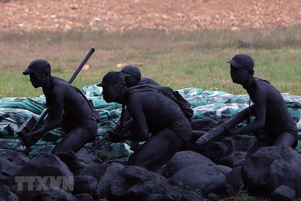 Bộ đội Đặc công trình diễn kỹ thuật ngụy trang. (Ảnh: Dương Giang/TTXVN)