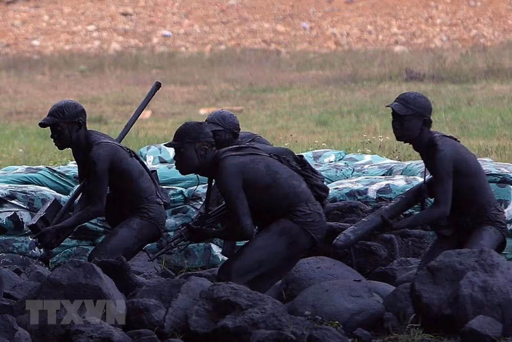 Bộ đội Đặc công trình diễn kỹ thuật ngụy trang. (Ảnh: Dương Giang/TTXVN)