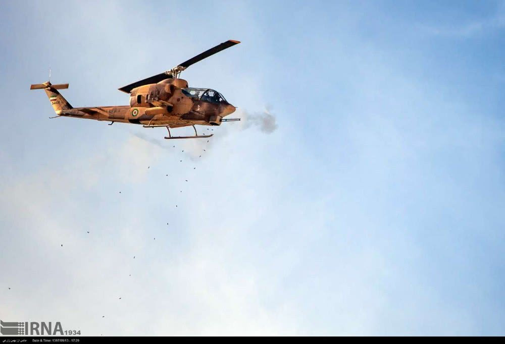 So với phiên bản gốc được Mỹ sử dụng nhiều ở Chiến tranh Việt Nam, trực thăng Cobra của Iran có động cơ cải tiến và hệ thống truyền lực mạnh mẽ hơn hẳn, kèm theo đó là pháo 20mm M-197 không giật cùng với hệ thống ổn định đường ngắm cho phi công kèm theo ghế ngồi chống rung. Nguồn ảnh: IRNA.