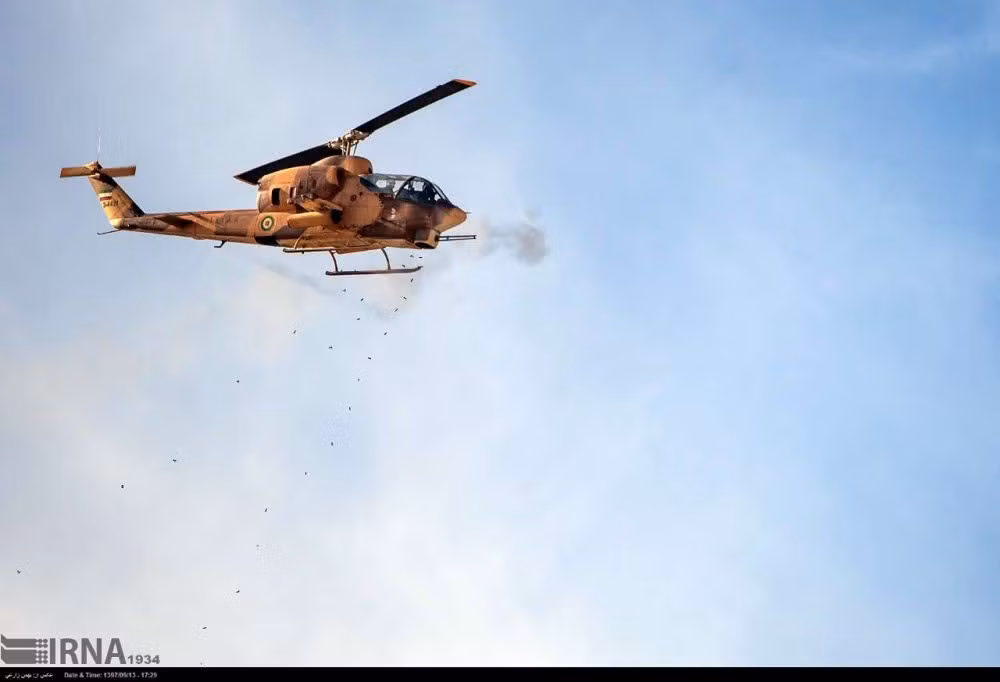 So với phiên bản gốc được Mỹ sử dụng nhiều ở Chiến tranh Việt Nam, trực thăng Cobra của Iran có động cơ cải tiến và hệ thống truyền lực mạnh mẽ hơn hẳn, kèm theo đó là pháo 20mm M-197 không giật cùng với hệ thống ổn định đường ngắm cho phi công kèm theo ghế ngồi chống rung. Nguồn ảnh: IRNA.