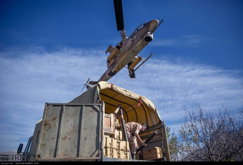 Trong thời gian đầu thập niên 70 của thế kỷ trước, Iran có mối quan hệ đồng minh cực kỳ thân thiết với Mỹ trong mọi lĩnh vực kể cả quân sự. Năm 1971, nước này đã đặt mua của mỹ 202 trực thăng tấn công AH-1J - phiên bản cải tiến của AH-1 Cobra - loại trực thăng chiến đấu hiện đại nhất thời bấy giờ. Nguồn ảnh: IRNA.