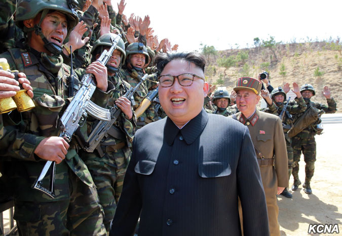 Triều Tiên từ một điểm nóng đưa thế giới "đi từ bất ngờ này tới bất ngờ khác" trong năm 2018 cũng ít có khả năng sẽ khơi mào một cuộc chiến tranh trong tương lai. Bán đảo Triều Tiên đã từng căng thẳng đến tột cùng trong quá khứ nay đã dần được hạ nhiệt và những thành tựu trong phát triển hạt nhân cũng như cải thiện quan hệ chính trị của Lãnh đạo Triều Tiên trong năm vừa rồi là rất đáng trân trọng. Nguồn ảnh: KCNA.