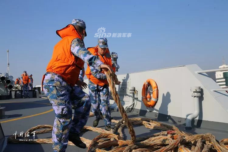 Ngoài ra, hệ thống cảm biến trên tàu cũng như các hệ thống tên lửa đất đối không cũng được nâng cấp rõ rệt so với phiên bản trước đó. Đặc biệt, Type 054A còn được bổ sung thêm loại tên lửa HQ-16 mở rộng tầm bắn đối không lên thêm 50 km nữa so với cấu hình vũ khí trên Type 054.