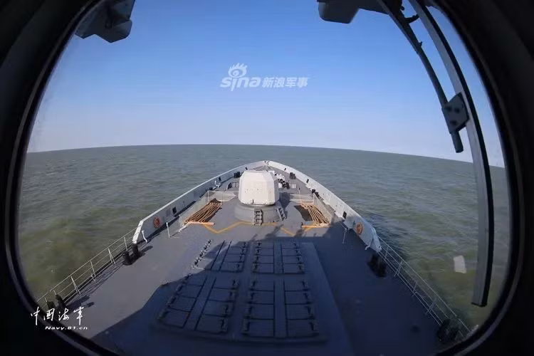 Thông qua những cải tiến về hệ thống vũ khí của Type 054A, không khó để nhận ra Hải quân Trung Quốc đang nâng cấp loại khinh hạm này để sử dụng nó với mục đích phòng không là chủ yếu. Mặc dù vậy, những tính năng cơ bản khác của một khinh hạm như tác chiến chống ngầm trên Type 054A vẫn hiện hữu với sự có mặt của các loại ống phóng ngư lôi cỡ 324 mm.