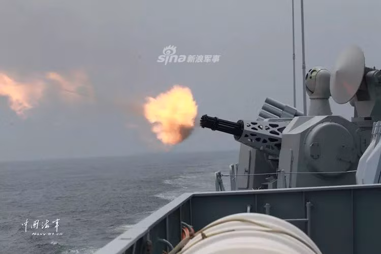 Cận cảnh hệ thống pháo cao tốc được sử dụng để tác chiến phòng thủ tầm gần. Đây là loại pháo cao tốc Type 730 do Trung Quốc tự thiết kế. Loại pháo này có cỡ nòng 30mm và trên Type 054A có trang bị hai khẩu pháo loại này.