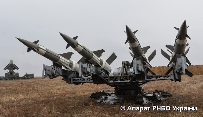 S-125 là tổ hợp tên lửa đất đối không được ra đời từ những năm 50 của thế kỷ trước ở Liên Xô. Tổ hợp này kết hợp cùng S-25 và S-75 để tạo ra lưới phòng không đa tầng cực kỳ hiệu quả. Và ở thời điểm hiện tại S-125 là một trong những quân át chủ bài của phòng không Ukraine. Do đó khá dễ hiểu khi S-125 trở thành nhân vật trung tâm trong cuộc tập trận phòng không mới đây của Quân đội Ukraine thậm chí nó còn được quan tâm hơn cả tổ hợp tên lửa S-300. Nguồn ảnh: Apparat.