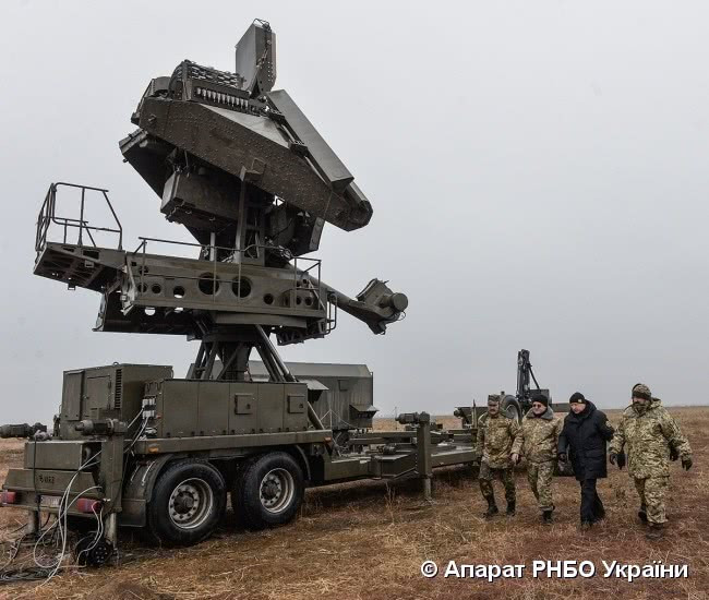 Cận cảnh hệ thống radar dẫn bắn của tên lửa S-125. Đây là loại radar SNR-125 Low Blow có khả năng hoạt động ở tầm tối đa 80 km. Nguồn ảnh: Apparat.