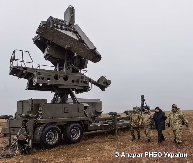 Cận cảnh hệ thống radar dẫn bắn của tên lửa S-125. Đây là loại radar SNR-125 Low Blow có khả năng hoạt động ở tầm tối đa 80 km. Nguồn ảnh: Apparat.