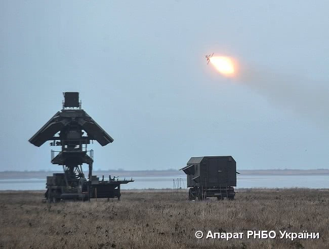 Radar và khoang chỉ huy của tên lửa S-125. Nguồn ảnh: Apparat.