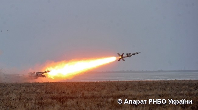 S-125, về cơ bản có cơ chế điều khiển tương tự với S-75 khi nó cũng sử dụng sóng radio để dẫn đường. Nguồn ảnh: Apparat.