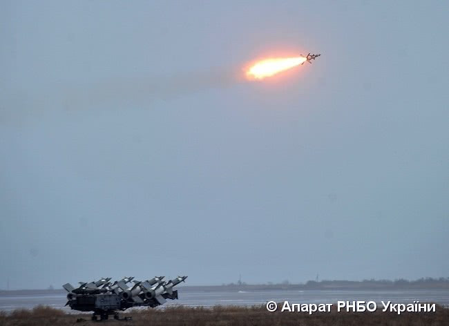 Khi sử dụng loại tên lửa V-600, S-125 có thể đạt tốc độ bắn tối đa lên tới Mach 3,5 với cả hai giai đoạn phóng đều sử dụng động cơ nhiên liệu rắn. Nguồn ảnh: Apparat.