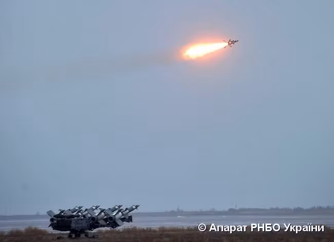 Khi sử dụng loại tên lửa V-600, S-125 có thể đạt tốc độ bắn tối đa lên tới Mach 3,5 với cả hai giai đoạn phóng đều sử dụng động cơ nhiên liệu rắn. Nguồn ảnh: Apparat.