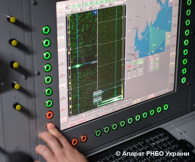 Các phiên bản nâng cấp sau này của S-125 cho phép kíp chiến đấu sử dụng màn hình điều khiển điện tử trực quan hơn rất nhiều so với phiên bản gốc. Nguồn ảnh: Apparat.