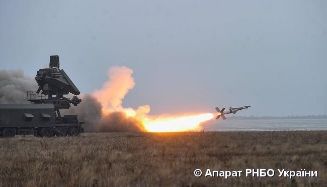 Với các mục tiêu ở tầm ngắn và độ cao thấp, tổ hợp S-125 tỏ ra cực kỳ hiệu quả mặt dù cách thức hoạt động của nó có phần thiếu cơ động khi sử dụng các bệ phóng tên lửa cố định. Nguồn ảnh: Apparat.
