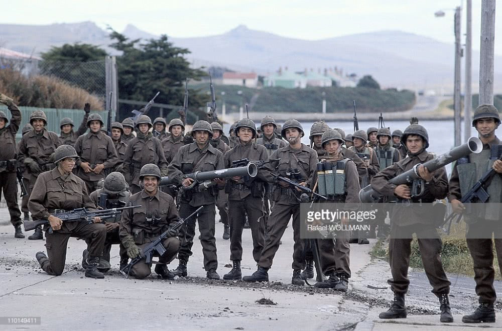 Trang bị hoả lực tới tận răng của lực lượng đặc nhiệm Argentina đổ bộ lên Falkland. Nguồn ảnh: Gettyimg.
