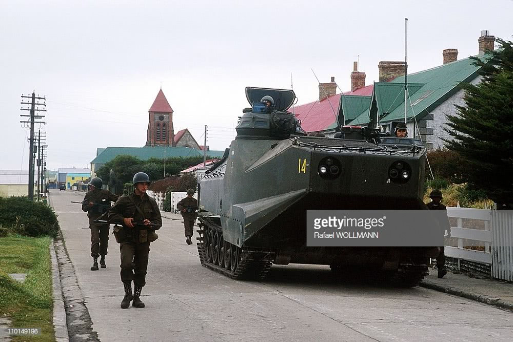 Tổng cộng trên đảo có 57 lính Thuỷ quân Lục chiến, 11 thuỷ thủ và khoảng 40 người Anh làm việc cho Hải quân Hoàng gia Anh đóng quân rải rác ở một vài vị trí quan trọng, tất cả đã gần như đầu hàng quân đội Argentina sau một vài giao tranh nhỏ. Nguồn ảnh: Gettyimg.