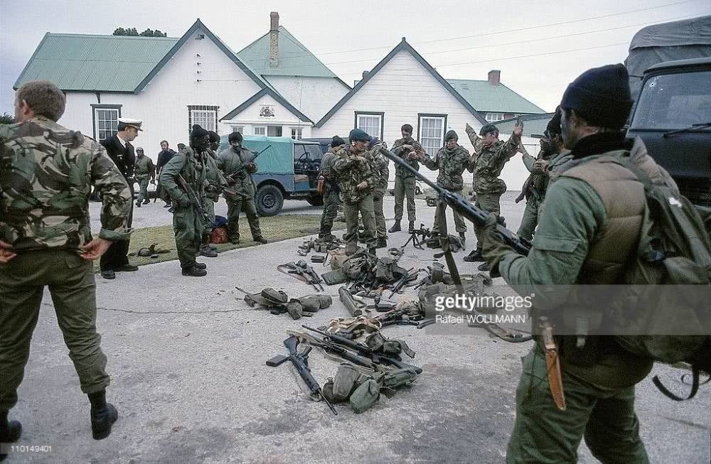 Ngay sau khi đầu hàng, những người lính Anh này đã được quân Argentina gom lại trong một khu vực trên đảo, tước hết khí giới và được đối xử tử tế. Nguồn ảnh: Gettyimg.