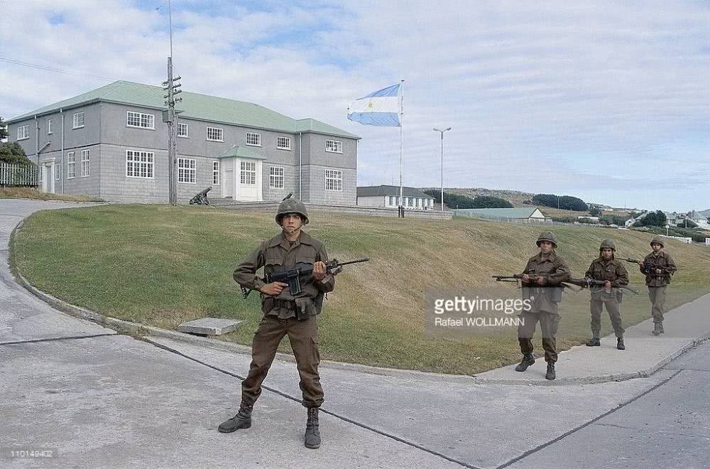 Ngày 20/6 cùng năm, quân đội Anh bắt đầu đổ bộ giải phóng hòn đảo này, hai bên giao tranh kịch liệt và có tổng cộng tới 1000 lính của cả hai bên thiệt mạng trong cuộc tấn công đó. Nguồn ảnh: Gettyimg.