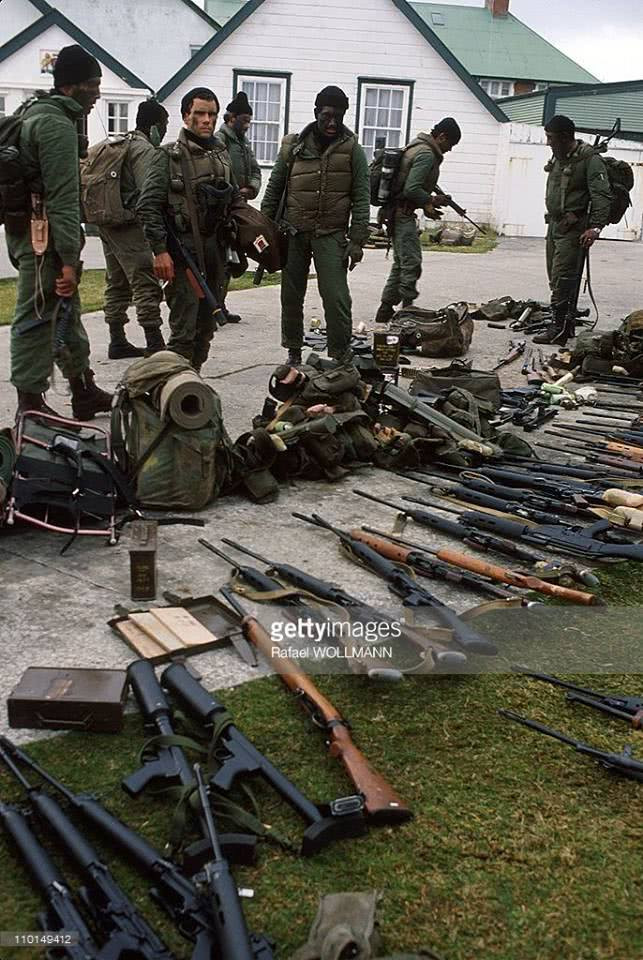 Toàn bộ vũ khí của binh lính Anh được quân đội Argentina thu giữ được. Nguồn ảnh: Gettyimg.