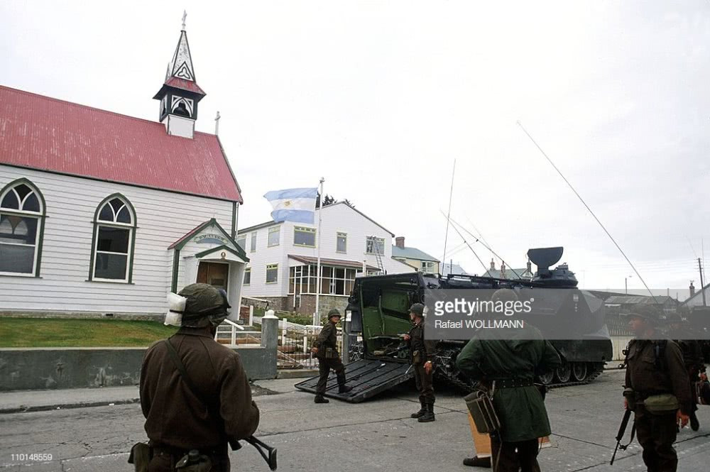 Thủy quân Lục chiến Argentina sử dụng xe bọc thép lội nước AAV-7để thực hiện nhiệm vụ đổ quân và tiến chiếm sâu vào đảo Falkland. Mọi người dân trên đảo được khuyến cáo không ra khỏi nhà để tránh bị đạn lạc khi hai bên giao tranh. Nguồn ảnh: Gettyimg.