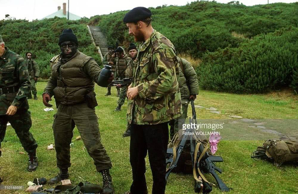 Trong bức điện tín cuối cùng gửi về London, các binh sĩ Anh trên đảo Falkland đã cho biết họ bị đối phương vượt trội về số lượng, trang bị và tinh thần chiến đấu của binh lính không còn. Tuy nhiên sau đó họ không hề cho London biết là sẽ đầu hàng đối phương. Nguồn ảnh: Gettyimg.