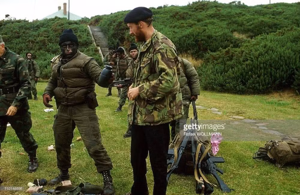 Trong bức điện tín cuối cùng gửi về London, các binh sĩ Anh trên đảo Falkland đã cho biết họ bị đối phương vượt trội về số lượng, trang bị và tinh thần chiến đấu của binh lính không còn. Tuy nhiên sau đó họ không hề cho London biết là sẽ đầu hàng đối phương. Nguồn ảnh: Gettyimg.