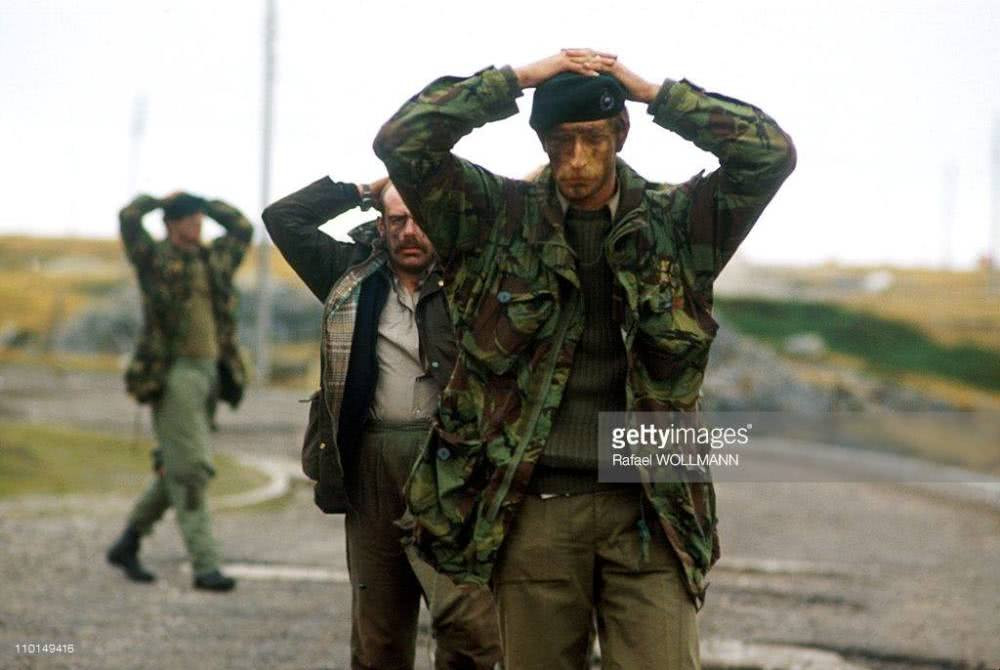 Thực tế, quân đội Anh hoàn toàn không thể làm gì khác do bị đối phương áp đảo về mọi mặt. Lực lượng được Argentina đưa lên đảo là đặc nhiệm Alexander Betista - lực lượng đặc nhiệm tinh nhuệ bậc nhất nước này và may mắn cho phía Anh là họ đã không quá cứng đầu. Nguồn ảnh: Gettyimg.