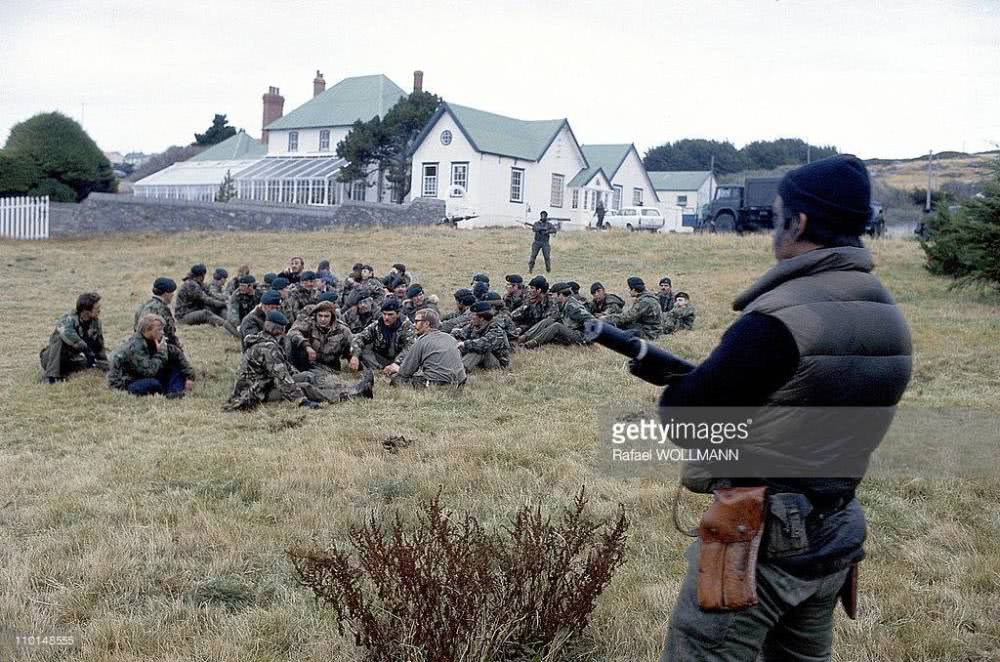 Dòng tin nhắn cuối cùng mà lính Anh đồn trú trên Falkland đánh điện về London là "Stand by" - Thông điệp xin chờ để nhận các thông tin tiếp theo. Tuy nhiên ngay sau đó những binh lính Anh trên đảo Falkland đã đầu hàng. Nguồn ảnh: Gettyimg.