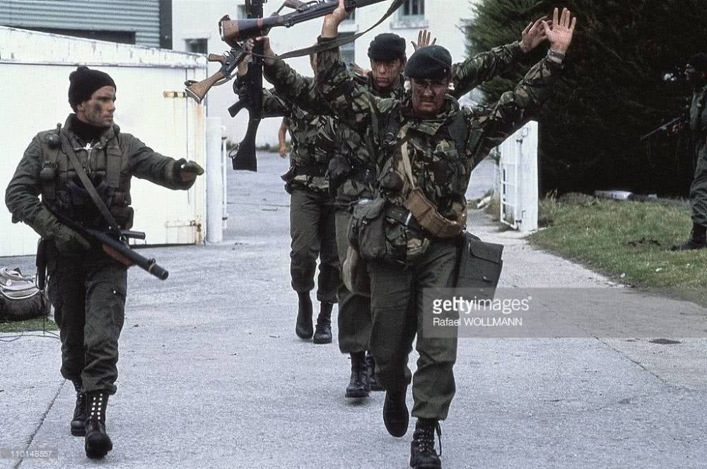 Sự việc xảy ra vào 2/4/1982 khi các lực lượng đặc nhiệm, lính thuỷ quân lục chiến và Hải quân Argentina đổ bộ lên quần đảo Falkland - nơi quân Anh đang chiếm đóng để giành lại quyền kiểm soát hòn đảo này từ tay London. Nguồn ảnh: Gettyimg.