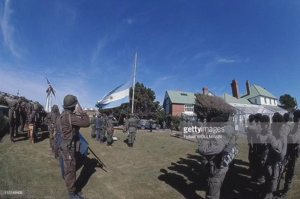 Quốc kỳ Argentina được kéo lên trên đảo Falkland - nơi được cả Argentina và Anh nhận là phần lãnh thổ không thể tách rời của mình dù trên thực tế đây từng là lãnh thổ thuộc Argentina. Nguồn ảnh: Gettyimg.