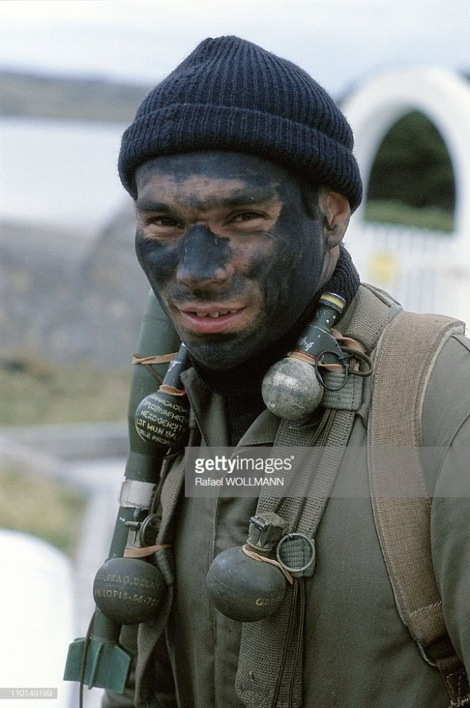 Trang bị của một lính Argentina thuộc lực lượng đặc nhiệm Alexander Betista. Nguồn ảnh: Gettyimg.