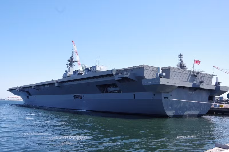 Hiện tại trong biên chế Lực lượng Phòng vệ trên biển Nhật Bản có tổng cộng bốn tàu sân bay "trá hình" đội lốt khu trục hạm mang trực thăng. Trong đó có hai tàu thuộc lớp Izumo là lớn nhất với độ giãn nước 27.000 tấn cùng với hai tàu lớp Hyuga có độ giãn nước 19.000 tấn. Nguồn ảnh: Pinterest.