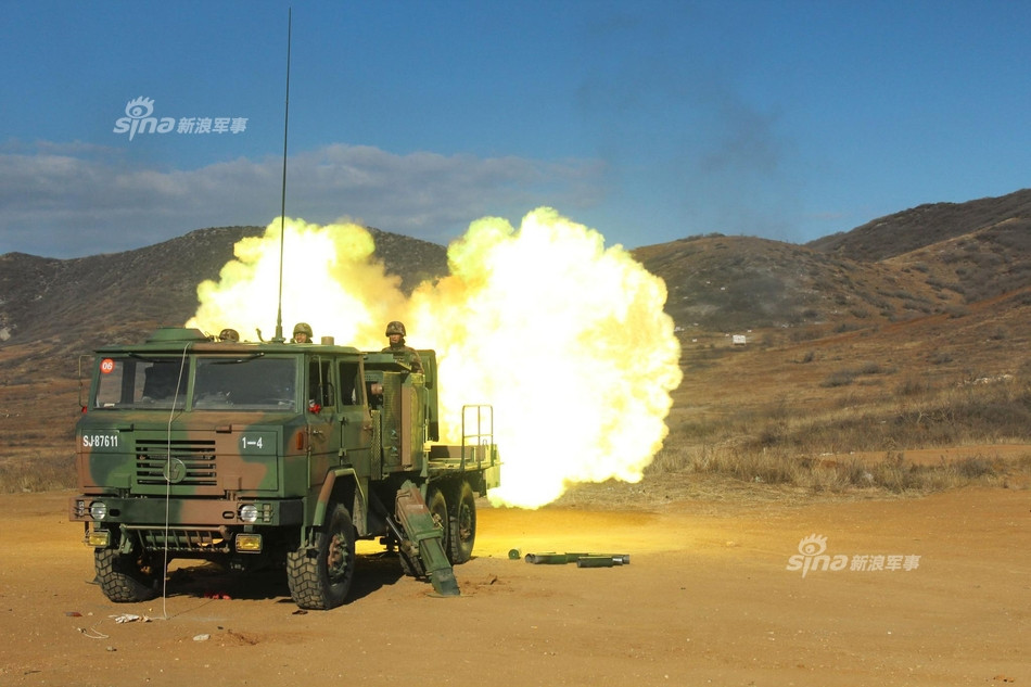 Xe tải Shaanxi 6x6 sử dụng động cơ diesel. Không rõ công suất của loại xe tải này là bao nhiêu nhưng theo truyền thông Trung Quốc đăng tải, PLC-09 có thể di chuyển được với tốc độ lên tới 85 km/h và có dự trữ hành trình tới 600 km. Nguồn ảnh: Sina.