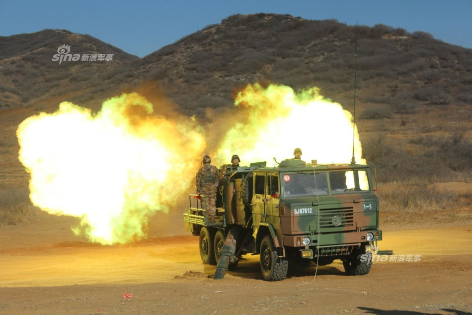 Do có hệ thống nạp đạn bán tự động, pháo tự hành PCL-09 cần kíp chiến đấu chỉ năm người. Tổng trọng lượng của khẩu pháo tự hành này vào khoảng 16,5 tấn. Nguồn ảnh: Sina.