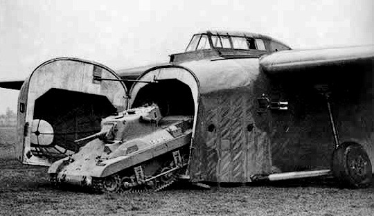 Tới cuối Thế chiến thứ 2, các loại tàu lượn đã thậm chí còn có khả năng mang được xe tăng. Tuy nhiên, do học thuyết đổ bộ đường không của các cường quốc thay đổi sau chiến tranh nên kiểu đổ bộ bằng tàu lượn này chưa bao giờ được sử dụng lại sau đó. Nguồn ảnh: Wearethemighty.