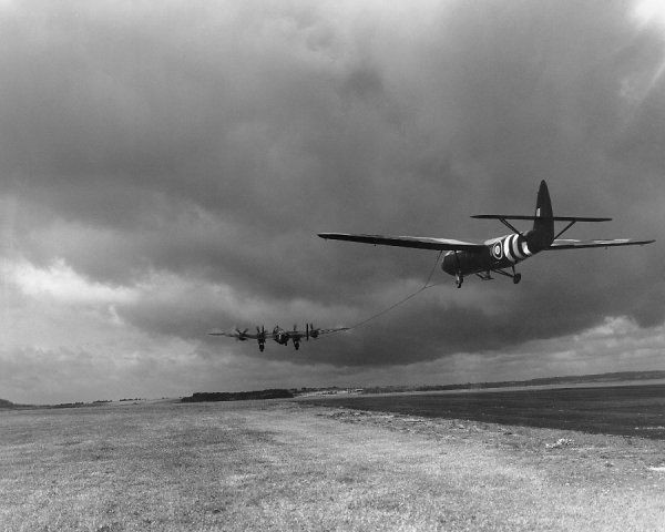 Do không có động cơ, tàu lượn chỉ có thể hạ cánh đúng ở khu vực đã định. Khi nó gặp phải hoả lực phòng không của đối phương, các tàu lượn này sẽ không có cách nào thoát khỏi hoả lực đó được vì không có khả năng tăng tốc để cơ động. Nguồn ảnh: Wearethemighty.