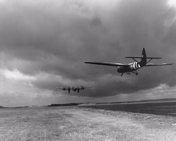 Do không có động cơ, tàu lượn chỉ có thể hạ cánh đúng ở khu vực đã định. Khi nó gặp phải hoả lực phòng không của đối phương, các tàu lượn này sẽ không có cách nào thoát khỏi hoả lực đó được vì không có khả năng tăng tốc để cơ động. Nguồn ảnh: Wearethemighty.