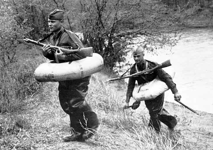 Thậm chí hệ thống phao này còn được thiết kế kèm cả mái chèo để người lính có thể di chuyển dưới nước dễ dàng hơn như một chiếc xuồng. Nguồn ảnh: Englishrus.