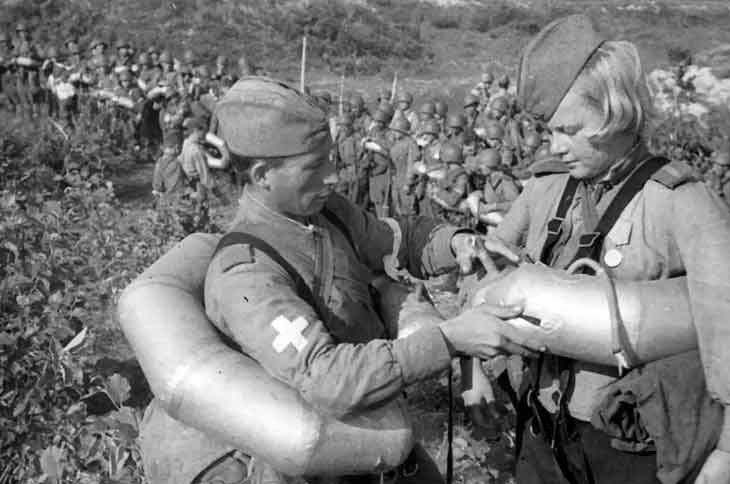 Khi không sử dụng trong thời gian dài, người lính cũng có thể làm xẹp phao bằng cách xả hết hơi, gấp gọn trong ba-lô dễ dàng. Khi sử dụng chỉ việc mang ra thổi phồng lại bằng... miệng. Nguồn ảnh: Englishrus.