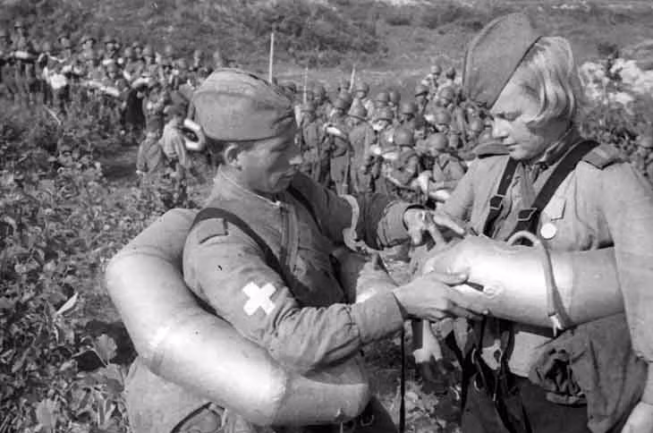 Khi không sử dụng trong thời gian dài, người lính cũng có thể làm xẹp phao bằng cách xả hết hơi, gấp gọn trong ba-lô dễ dàng. Khi sử dụng chỉ việc mang ra thổi phồng lại bằng... miệng. Nguồn ảnh: Englishrus.