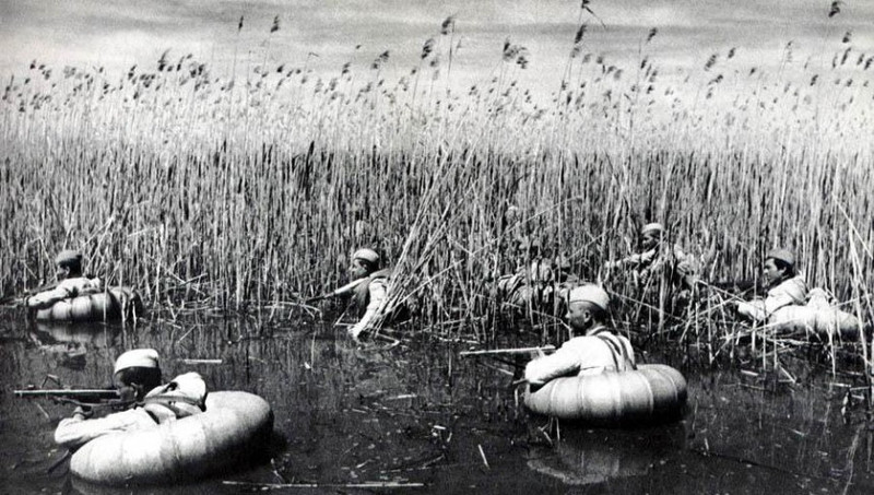 Loại thiết bị rẻ tiền và hiệu quả này được sử dụng rất rộng rãi. Không những không ngấm nước, nó còn là phương tiện vận chuyển thương binh rất tốt khi kết hai, ba phao lại thành một chiếc bè. Nguồn ảnh: Englishrus.