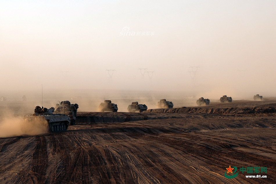 Các phương tiện xe thiết giáp của Trung Quốc di chuyển theo một hàng trong cuộc hành quân kéo dài khoảng 700 km từ điểm tập kết tới khu vực tập bắn đạn thật. Nguồn ảnh: 81.CN.