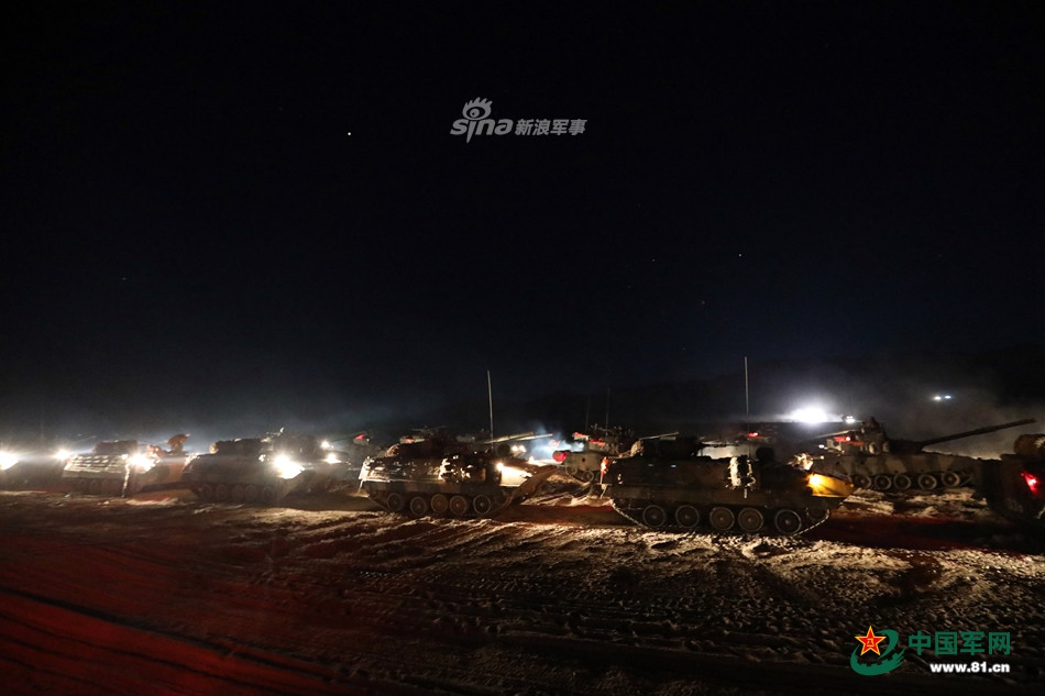 Đoàn thiết giáp thuộc Lữ đoàn Hổ, Cụm tập đoàn quân số 77 Lục quân Trung Quốc tập trung hạ trại giữa đêm trên đường hành quân dài gần 1000 km của mình. Nguồn ảnh: 81.CN.