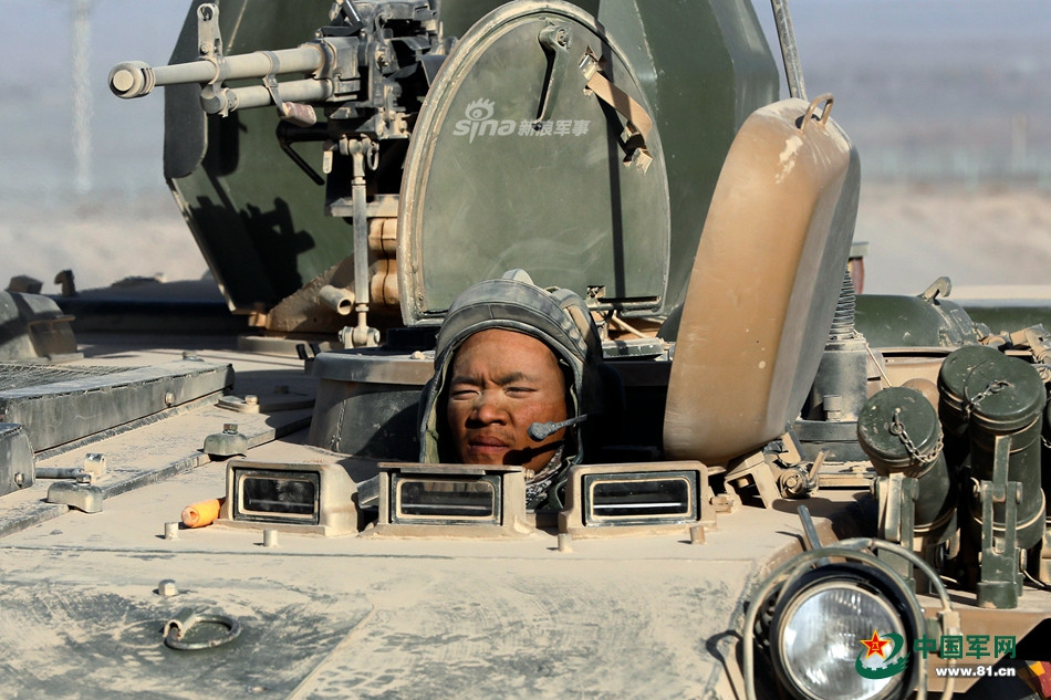 Lính lái thiết giáp của Trung Quốc sau một hành trình dài vài trăm kilomets. Nguồn ảnh: 81.CN.