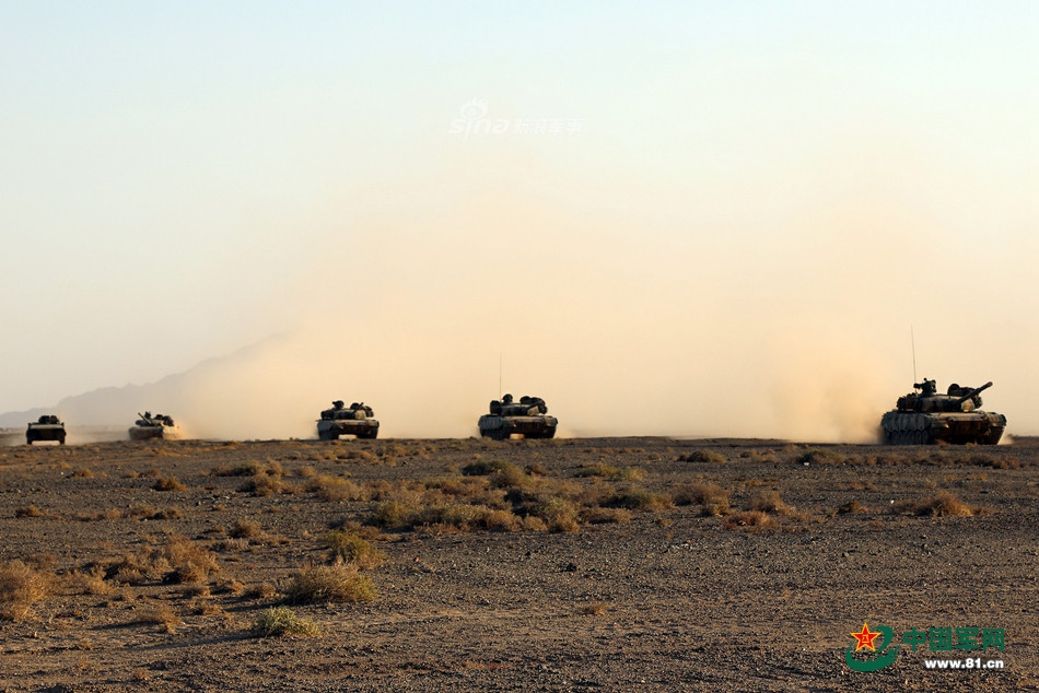 Trong quá trình hành quân, nhiệt độ thấp, không khí loãng và bụi bặm sẽ tác động trực tiếp tới hệ thống vận hành của các loại phương tiện thiết giáp, ít nhiều gây ảnh hưởng tới vận tốc hành tiến của cả một lữ đoàn thiết giáp. Nguồn ảnh: 81.CN.