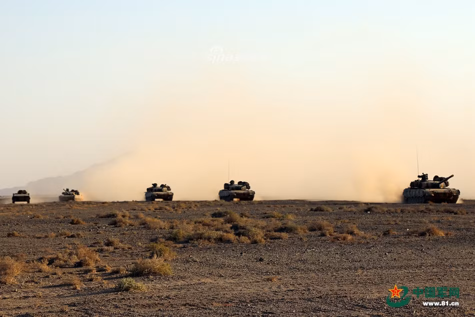 Trong quá trình hành quân, nhiệt độ thấp, không khí loãng và bụi bặm sẽ tác động trực tiếp tới hệ thống vận hành của các loại phương tiện thiết giáp, ít nhiều gây ảnh hưởng tới vận tốc hành tiến của cả một lữ đoàn thiết giáp. Nguồn ảnh: 81.CN.